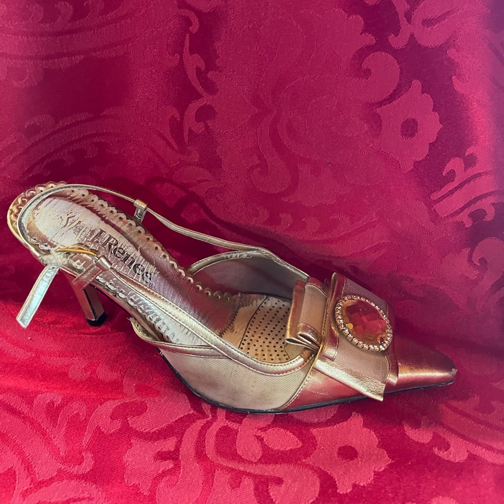 #4 gold heel with a gold diamond JRenee